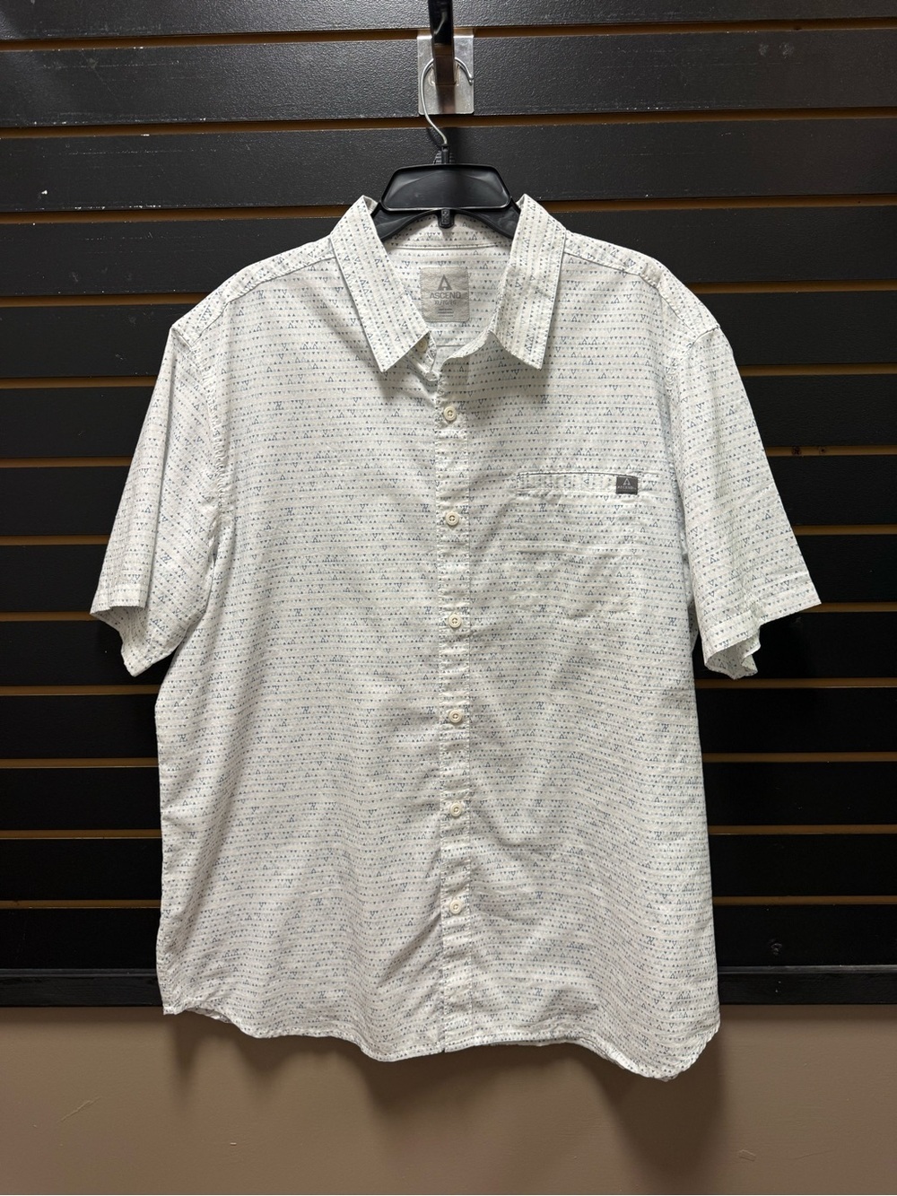 Ascend Men’s XL White Blue Geometric Print Short Sleeve Button Up Shirt